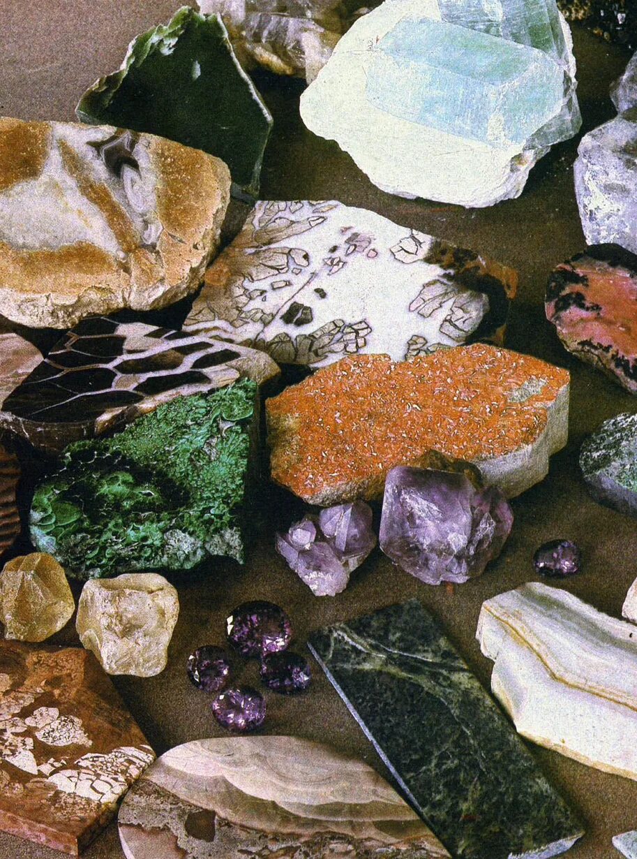 Как использовать самоцветы. Уральские самоцветы поделочные камни. камни самоцветы урала. уральские горы самоцветы. самоцветы урала полудрагоценный камень.