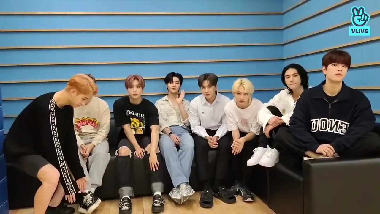 Stray kids ayka. Stray kids шоу. stray kids рус саб. stray kids прямой эфир.