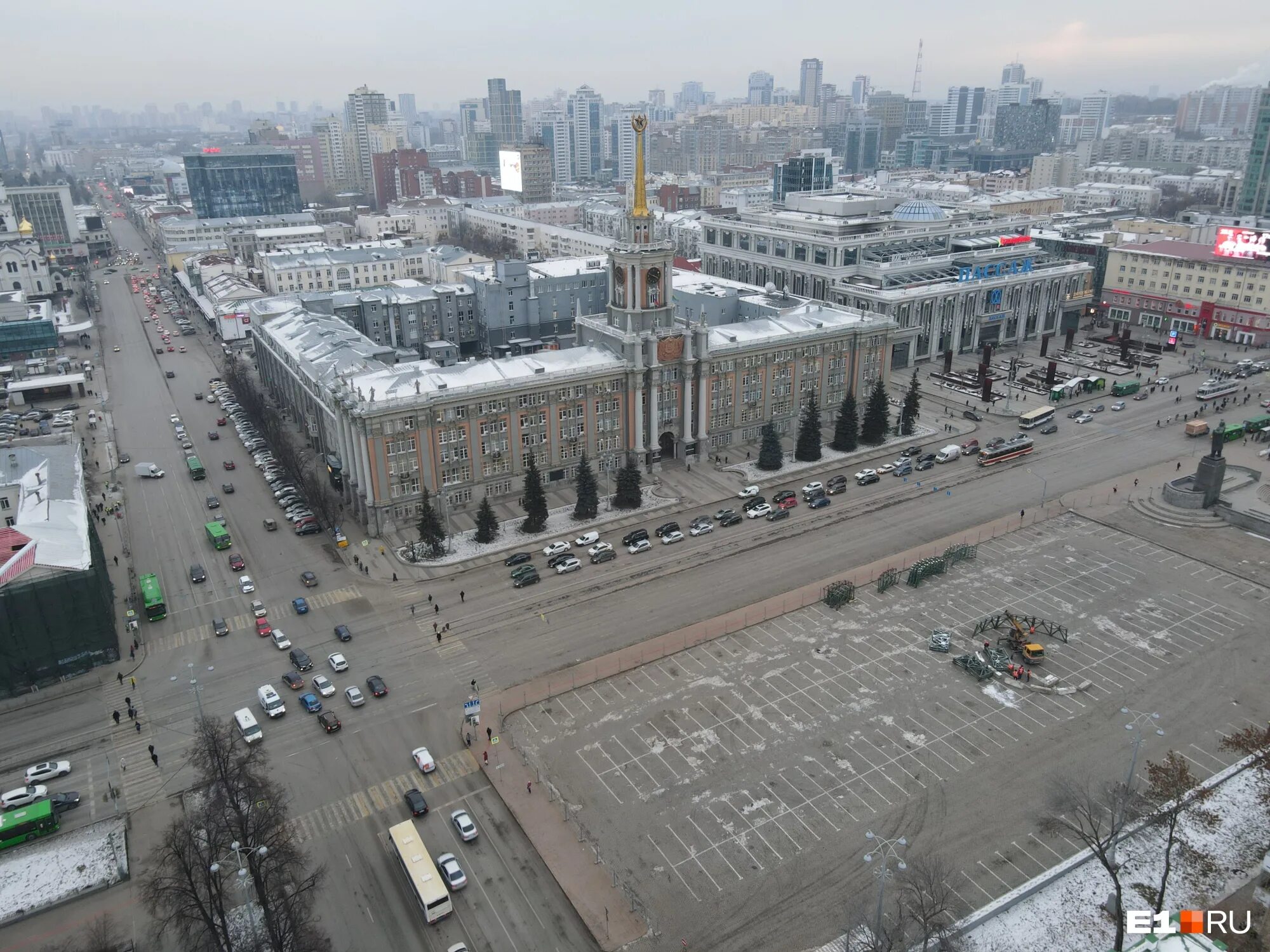 18 00 на площади. Площадь 1905 года Екатеринбург. Центр города Екатеринбурга площадь 1905 года. Екатеринбург здания на площади 1905. Площадь 1905 года Екатеринбург ночью.