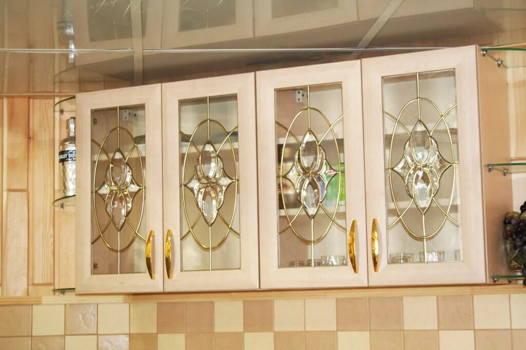 Стеклянный фартук. Перекраска кухонного гарнитура. Кухня с стеклянными фасадами с подсветкой. Стекла для кухонных шкафов. Установщик кухни.