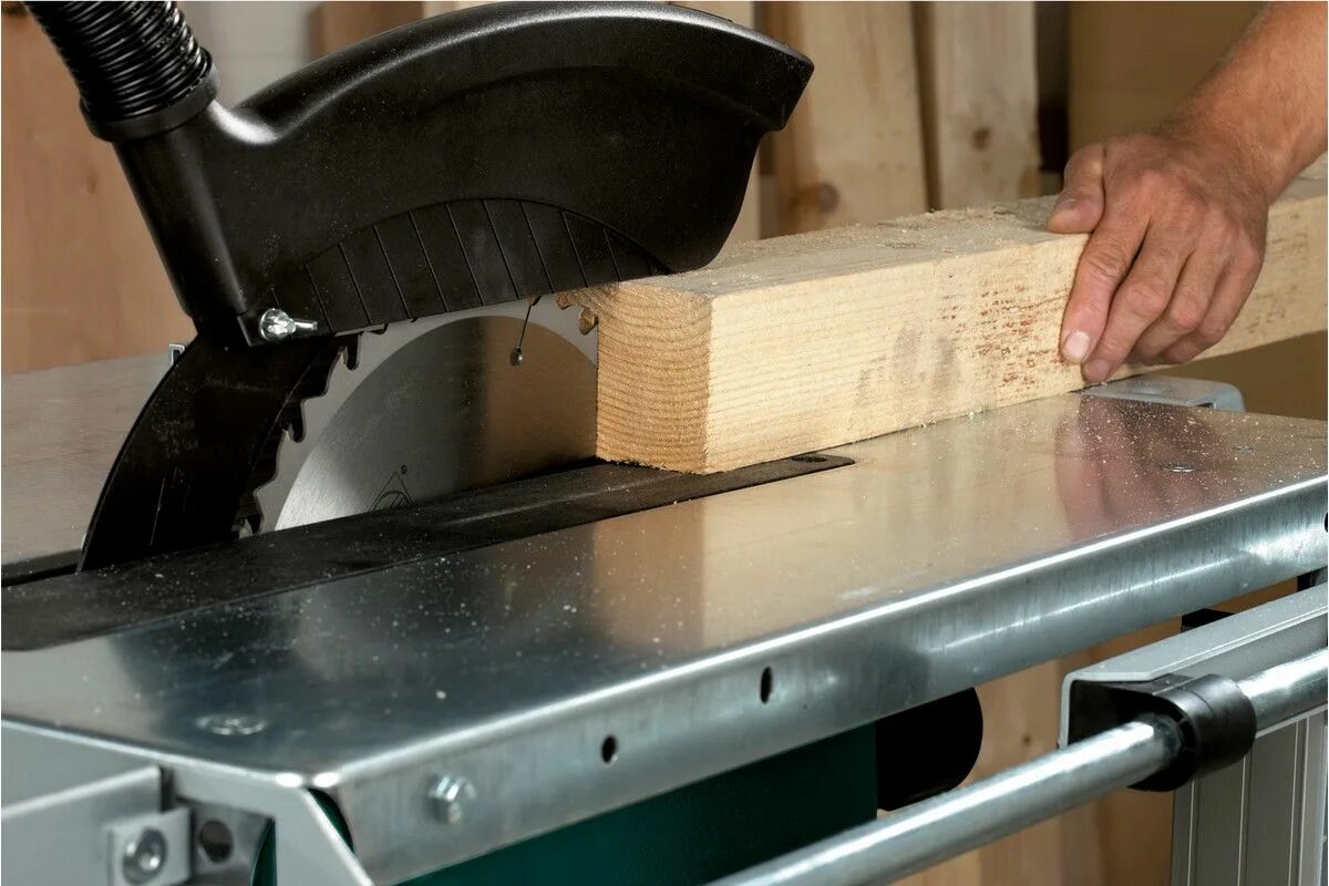 Доска обрезная лиственница. Распил досок. Приспособление для циркулярной пилы для ровного распила 45 градусов. Деревянные стройматериалы. Распил досок.