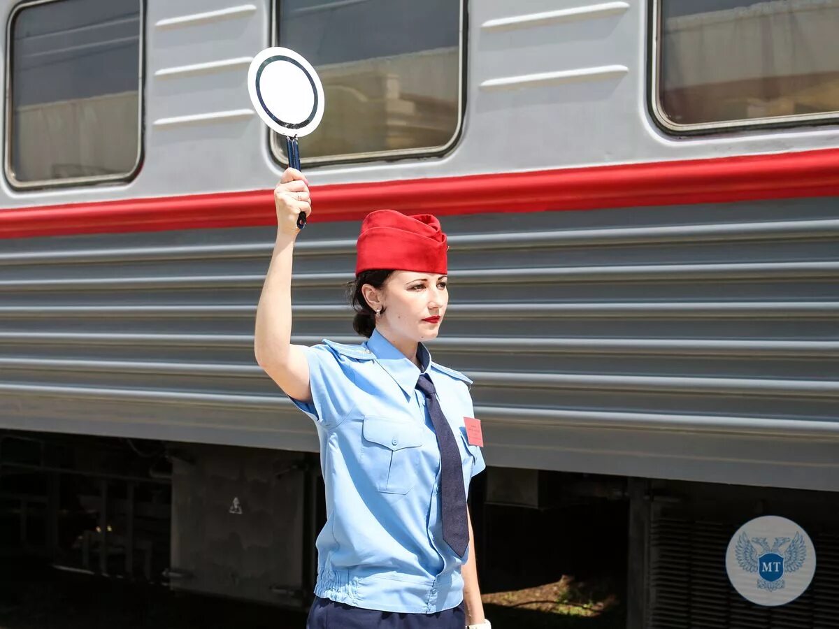 Поезда бесплатные покупки. Профессия Железнодорожник. Девушка Железнодорожник. Форма железнодорожника. Желездорожник.