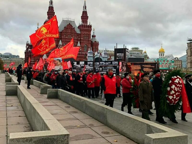 Годовщину великой октябрьской социалистической революции. Годовщина Октябрьской революции 7 ноября. С праздником Великой Октябрьской социалистической революции 7 ноября. Празднование Октябрьской революции 7 ноября в Москве. Годовщина Великой Октябрьской социалистической революции.