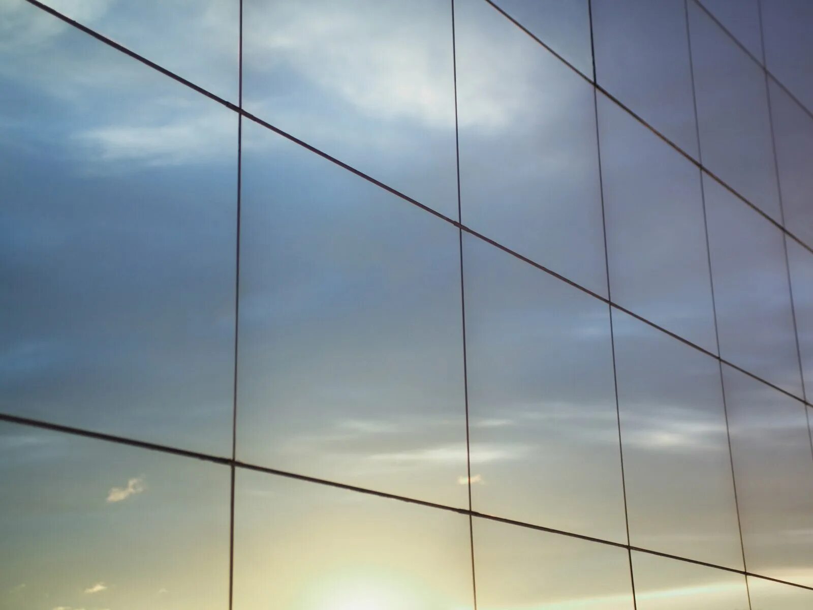 Отражение в стекле. Отражение в окне. Отражение деревьев в стекле. Стек отражение. Стеклянные здания отражения.