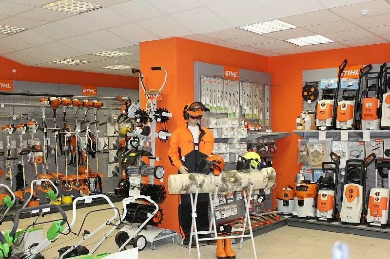 Электро новосибирск. Стенд Stihl. Магазин электро и бензоинструментов. Витрины магазина электроинструментов. Электроинструмент Stihl.