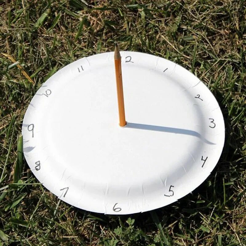 Часы гномон. Макет солнечных часов. Как сделать солнечные часы. Солнечные часы из картона. Макет солнечных часов.