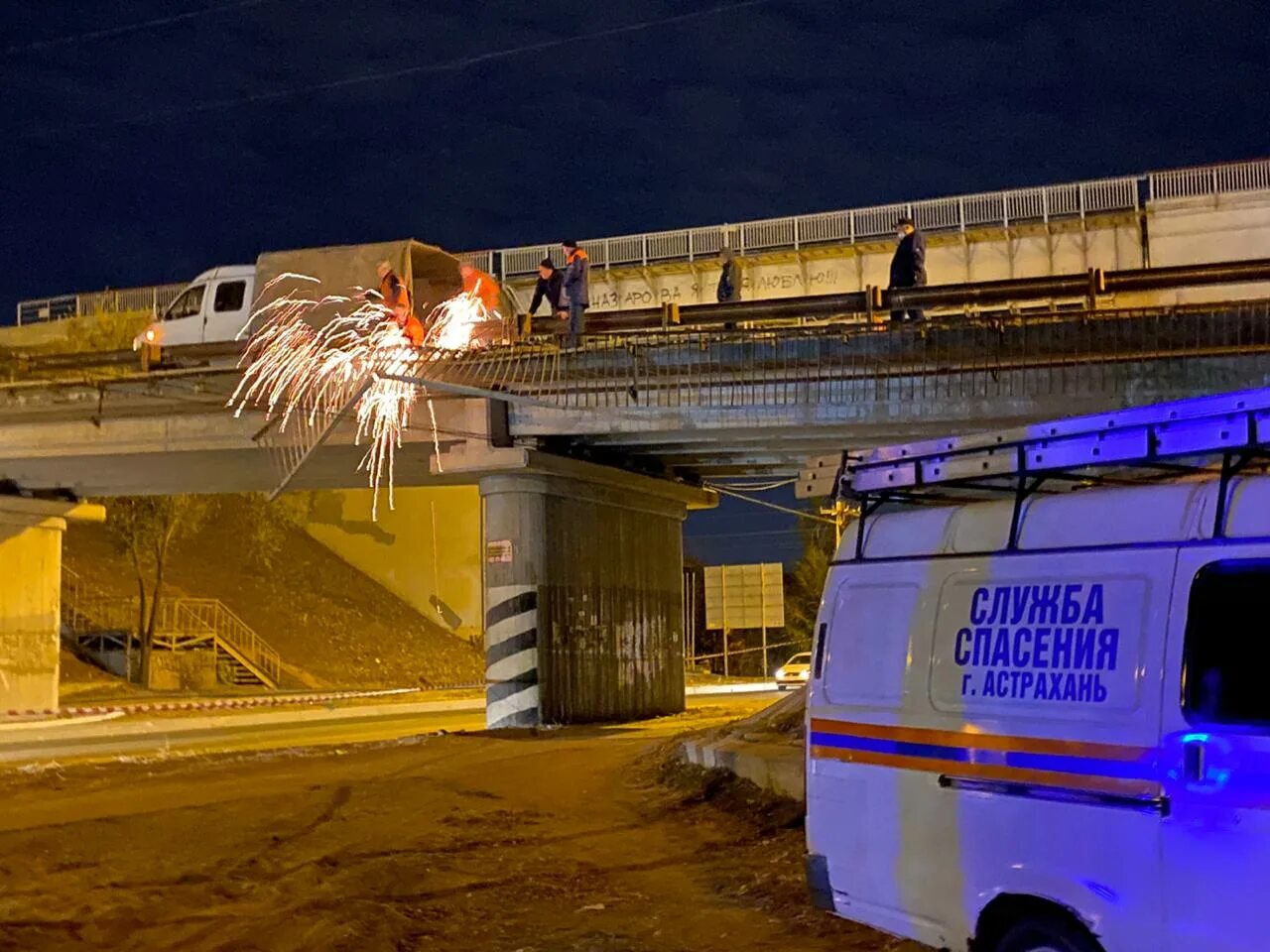 Дтп старый мост. Трусовский мост астрахань. ночная астрахань трусовский мост. старый мост астрахань. ограждение мостов и путепроводов.
