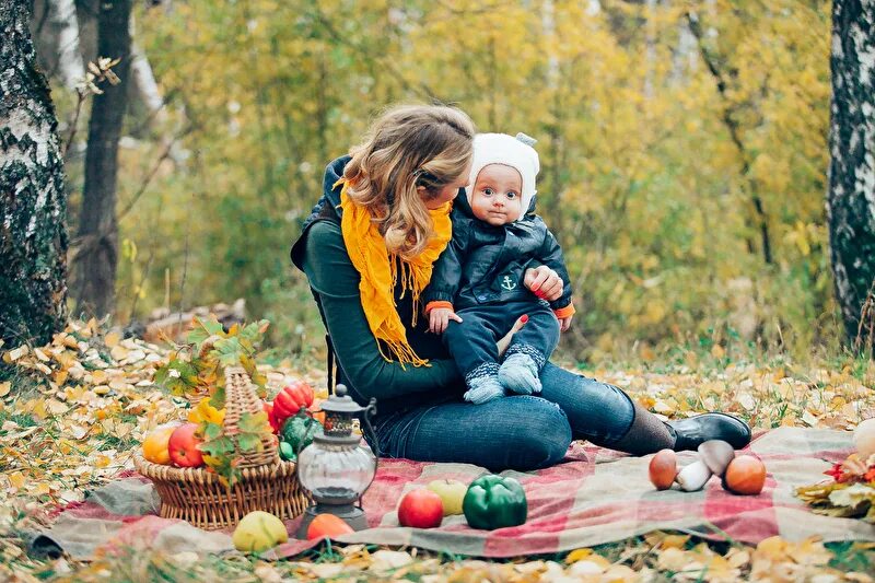 первая осень мамы. осенняя фотосессия семейная на природе. осенняя прогулка. осенняя фотосессия семейная с ребенком. мама и малыш осенью.