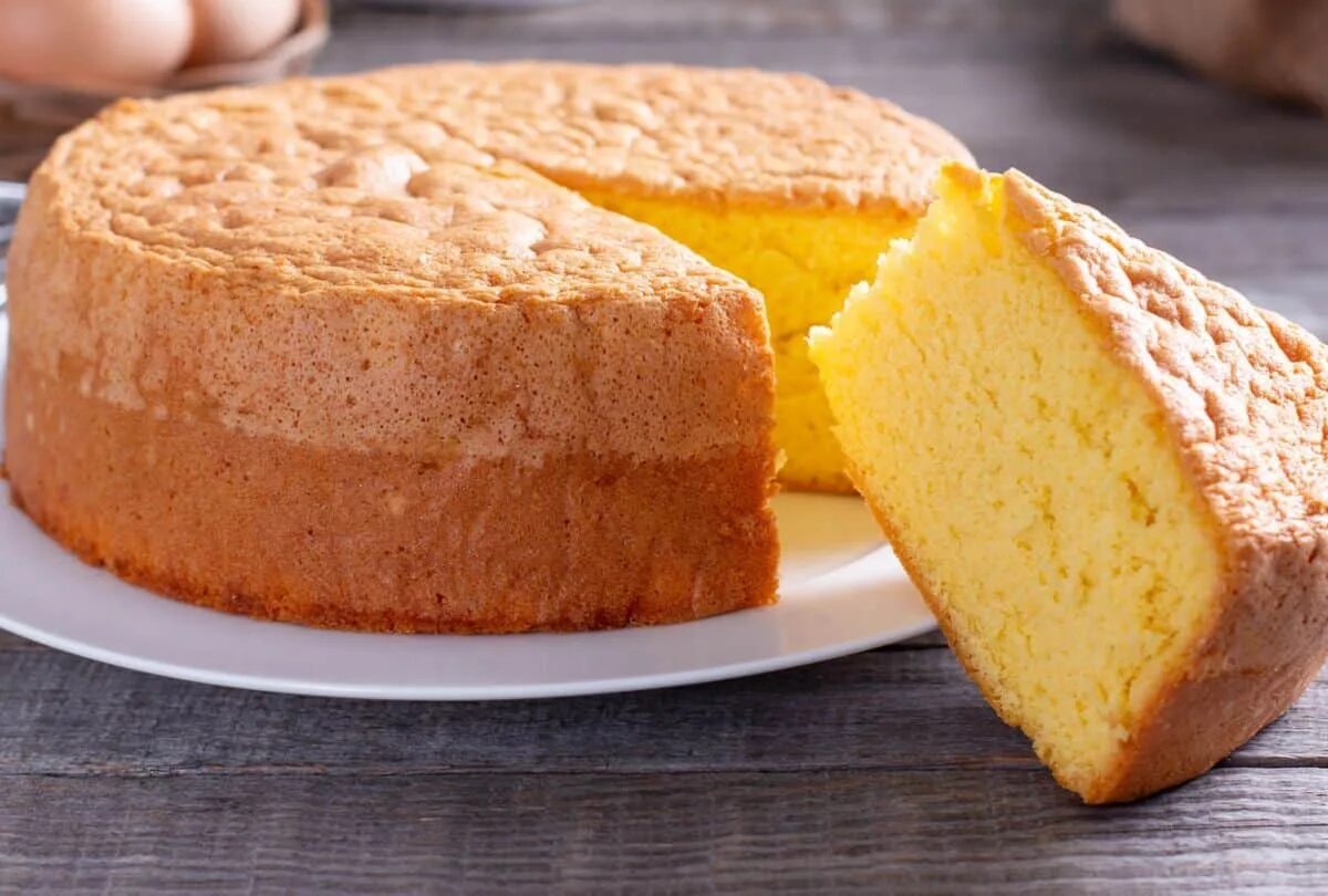 бисквит на желтках. яблочный пирог желтенький. пирог на желтках рецепт. торт из желтков. выпечка из желтков яиц.