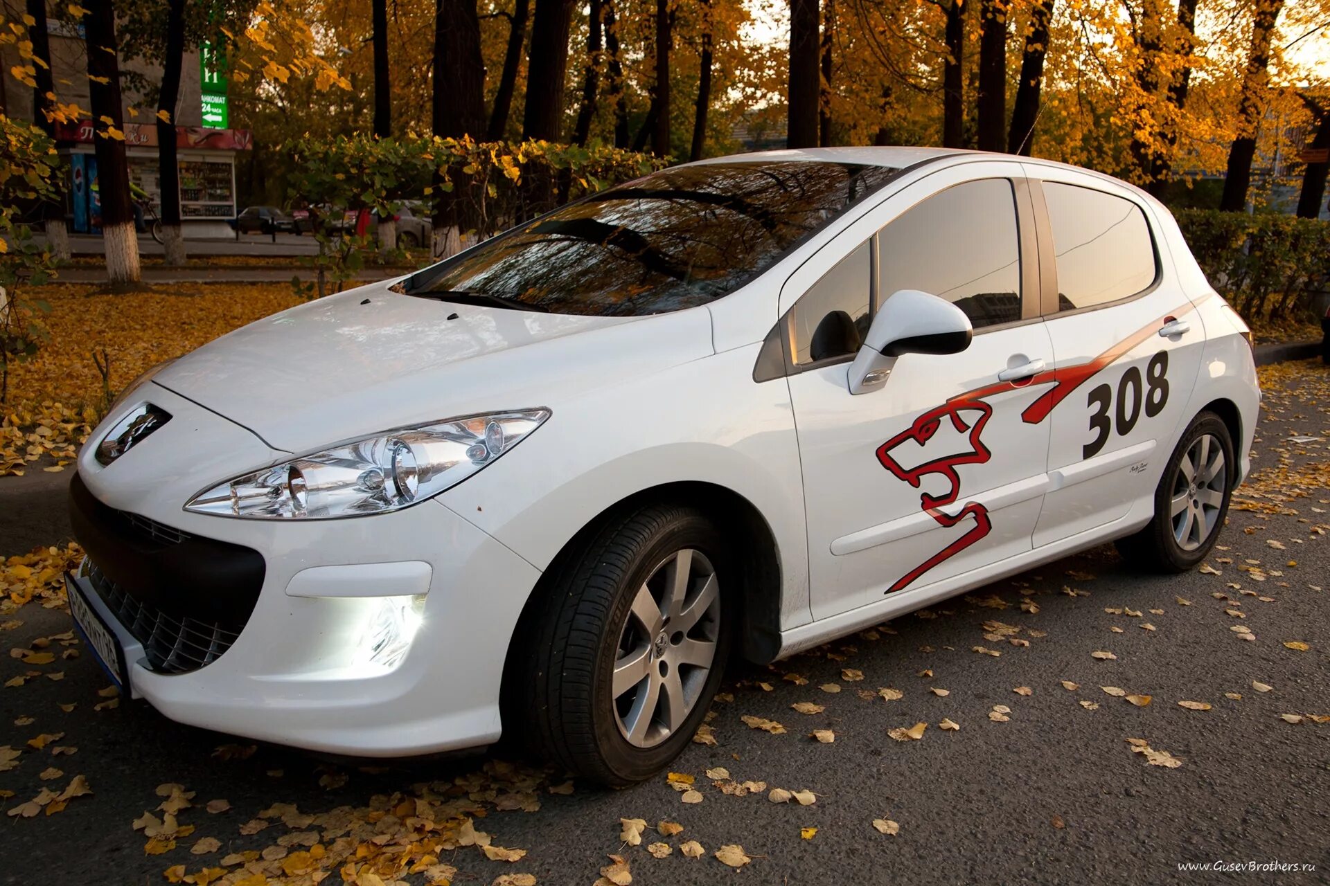 Наклейка пежо. Пежо 308 винил. Оклейка Пежо 308. Peugeot 308 Camouflage. Оклейка Пежо 207.