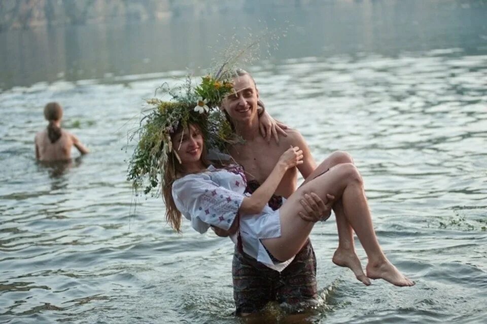 Ивана купана. Купание на Купалу. Иван Купала купание. Девушки купаются на Ивана Купала. Ночные купания на Ивана Купала.