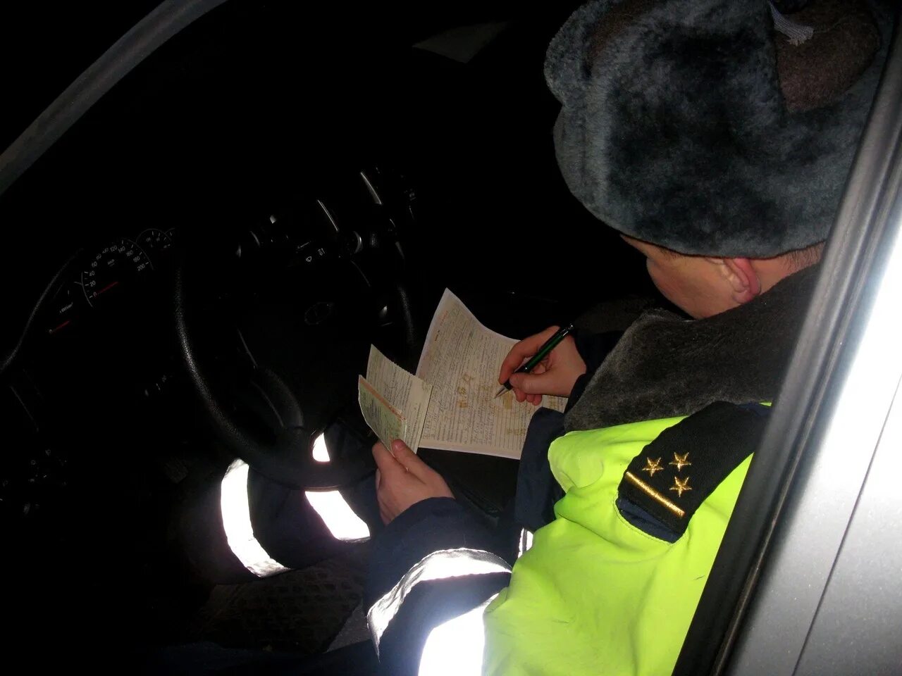 Остановили дпс ночью. Сижу в машине гаи. Сижу в машине гаи. Салон автомобиля дпс. Сижу в машине дпс.