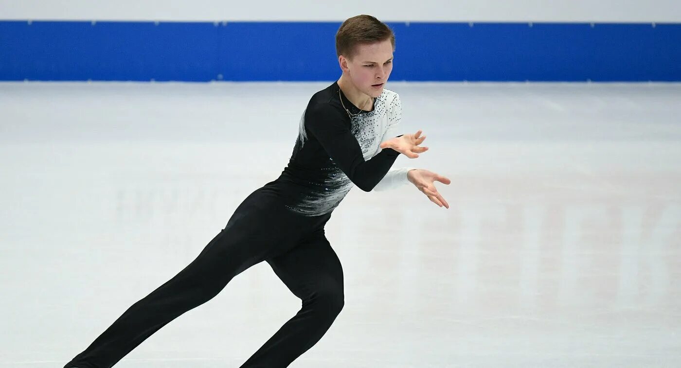 Одиночный фигурист российский. Одиночный фигурист российский. Мужские костюмы фигуристов. Бильман плющенко. Плющенко фигурист.