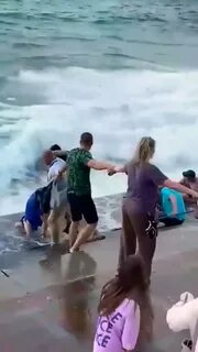 Девушку смыло волной видео