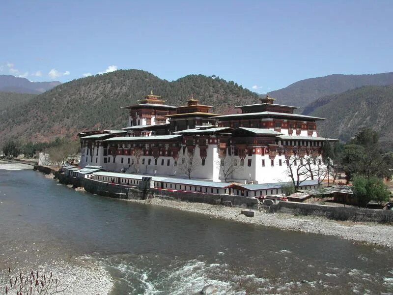 Бутан автомобильный. Дзонгхаг. Дже Кхемпо бутан. Пунакха-дзонг бутан. Дагана (дзонгхаг).