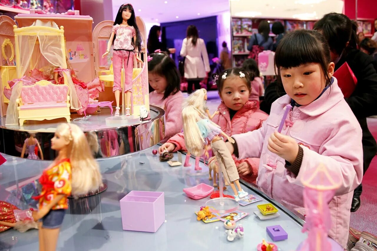 Магазин кукол Барби в Шанхае. Китайские игрушки. Китайские игрушки для детей. Японские игрушки для детей.