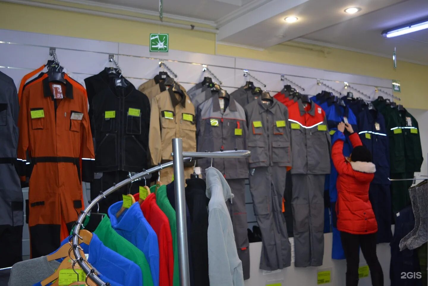 Интерьер магазина спецодежды. Выставочный зал спецодежды. Магазин восток сервис спецодежда. Восток сервис муром. Магазин спецодежды.
