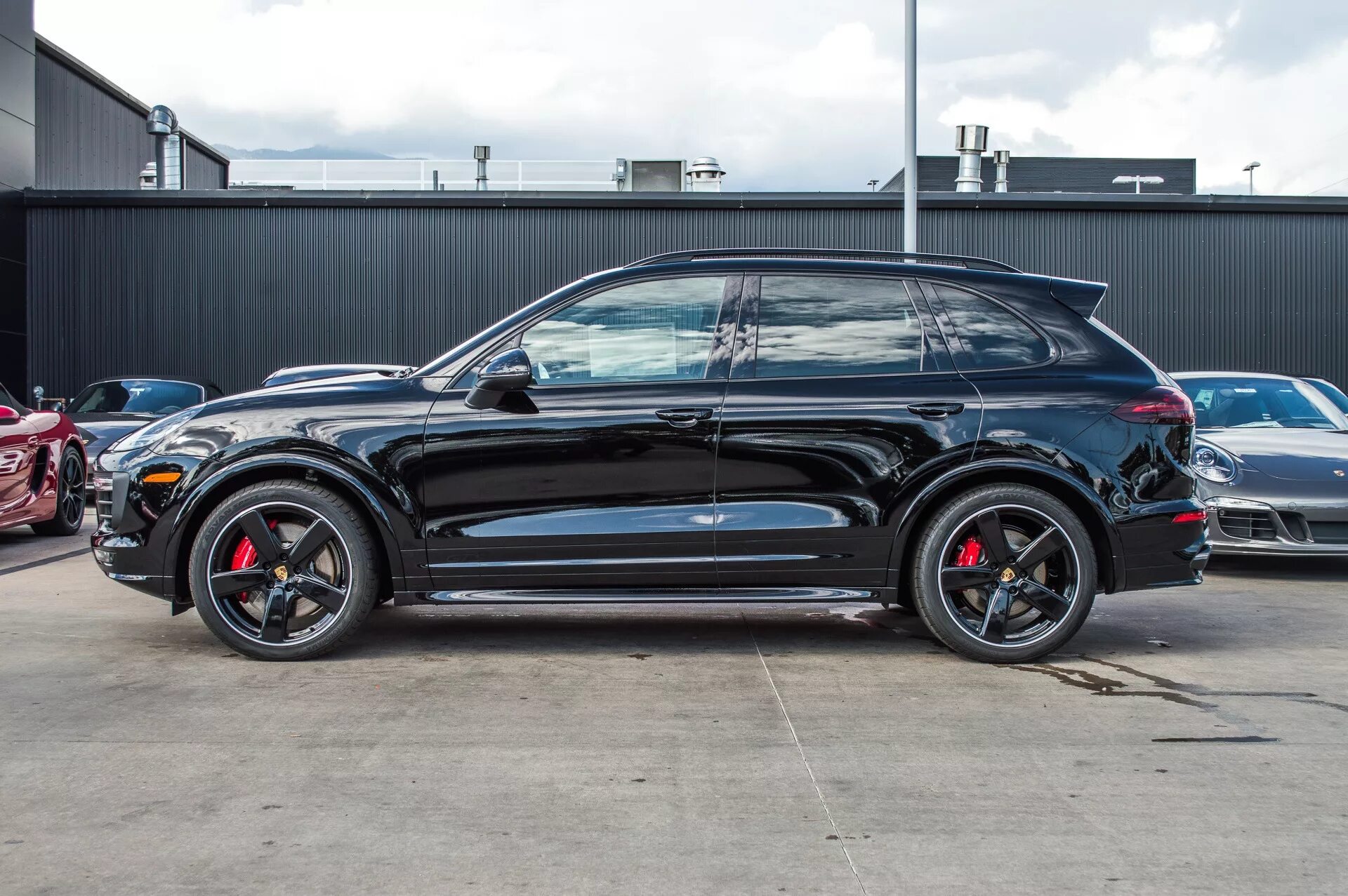 Porsche cayenne r21. Porsche cayenne hybrid 2012. Порше кайен 958 на дисках цвет графит r21 sport edition. Порше кайен 21. Диски порше кайен r21.