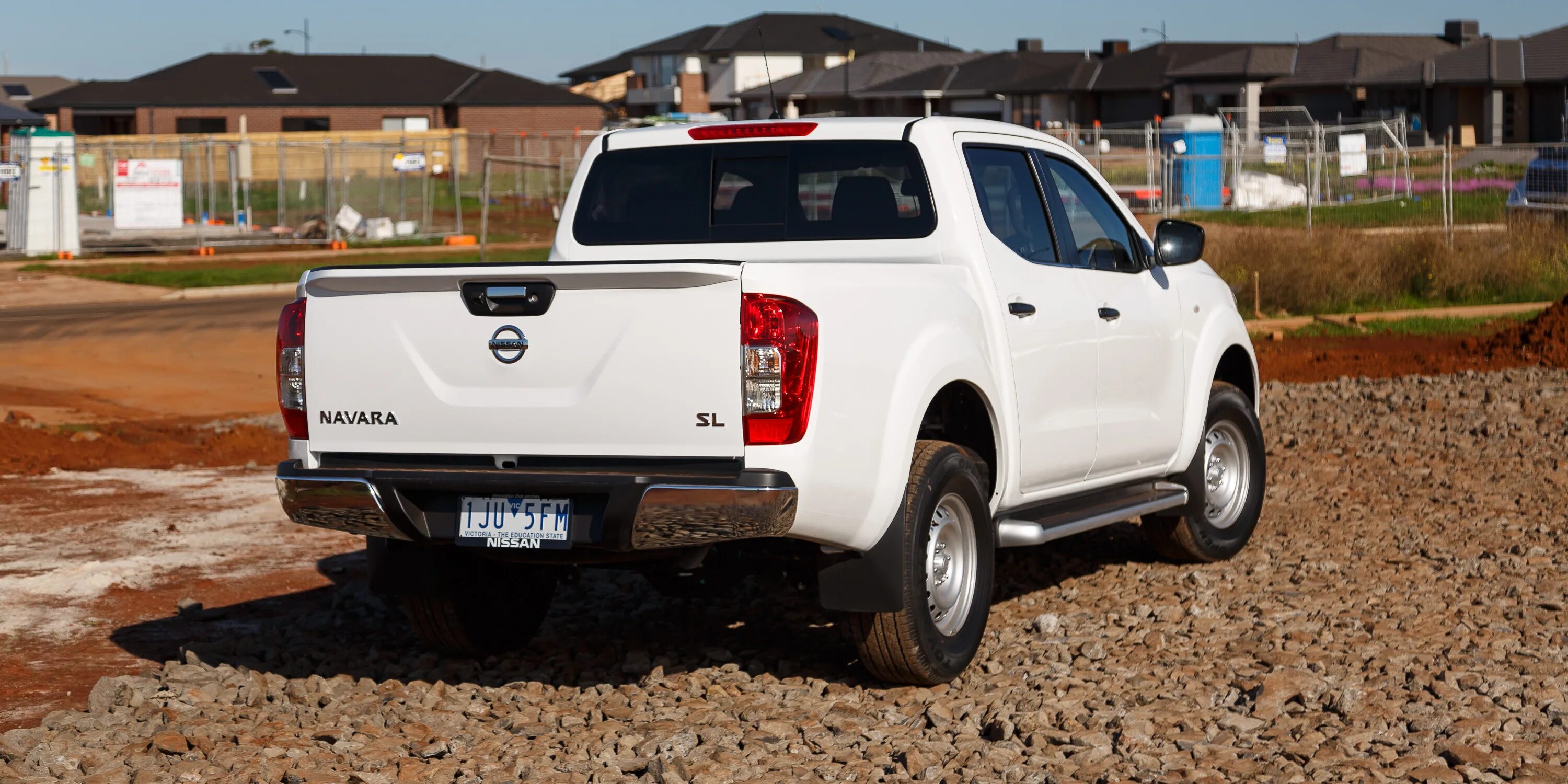 Порівнюємо Nissan Navara 2010 і Volkswagen Amarok DoubleCab 2016