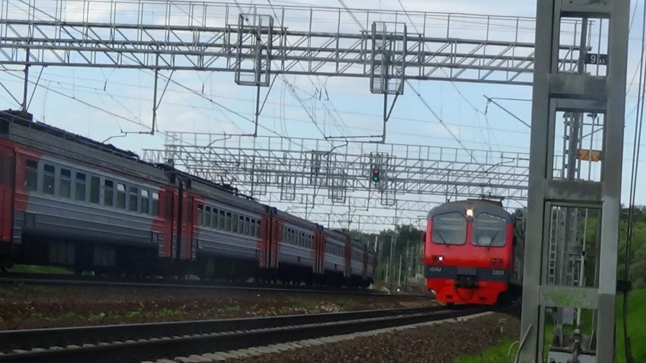 Скорый поезд догонит товарный. Эд4м 0353. Электропоезд эд4м РЭКС. Эд4м 0301. Электричка эд4м.