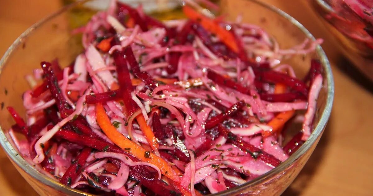 Салат метелка свекла морковь капуста. Салат с капустой и свеклой. Салат из капусты и свеклы. Салат витаминный из свеклы и моркови