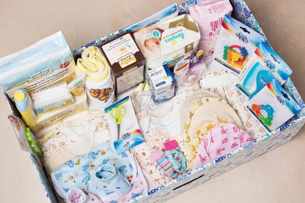 Собянинская коробка для новорожденных 2022. Коробка Собянина для новорожденных 2022. Подарочный набор в роддоме. Подарочный комплект для новорожденного.