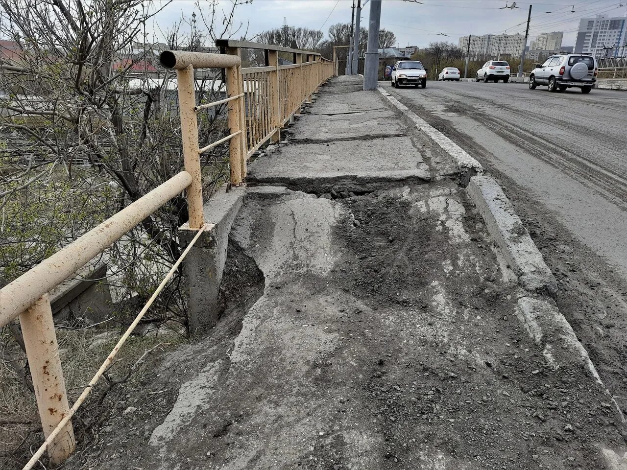 Разрушенный мост Саратов. Мост Степана Разина Санкт-Петербург. Пешеходный виадук через железную дорогу. Разрушенная эстакада.