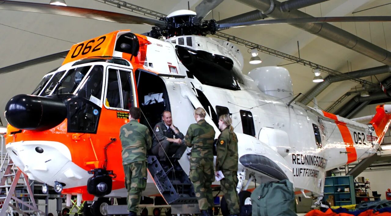 Вертолёты будущего военные. Украинские вертолеты. Британия передала Украине вертолет Sea King. Устаревший вертолет.