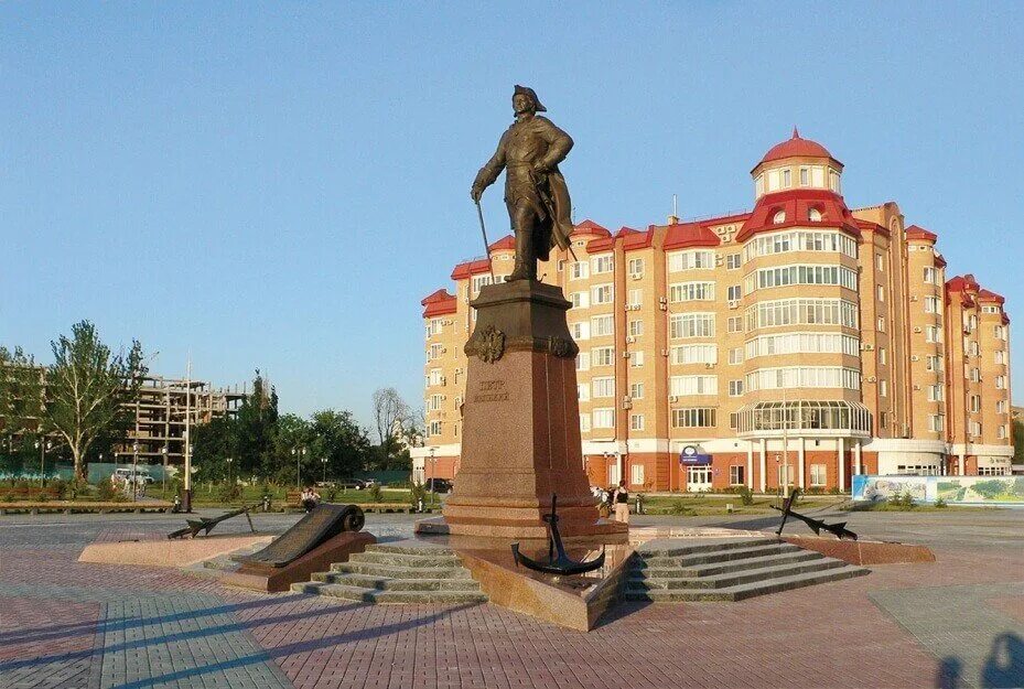 Памятники города астрахани. Памятник Петру великому в Астрахани. Площадь Петра 1 Астрахань. Памятники Петру первому в Астрахане.