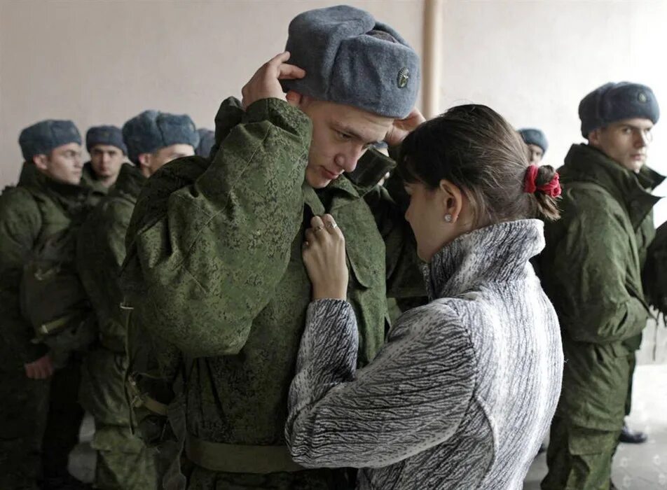 Пособия супругам военнослужащих. Проводы в армию. Призывники. Проводы солдата. Провожают в армию.