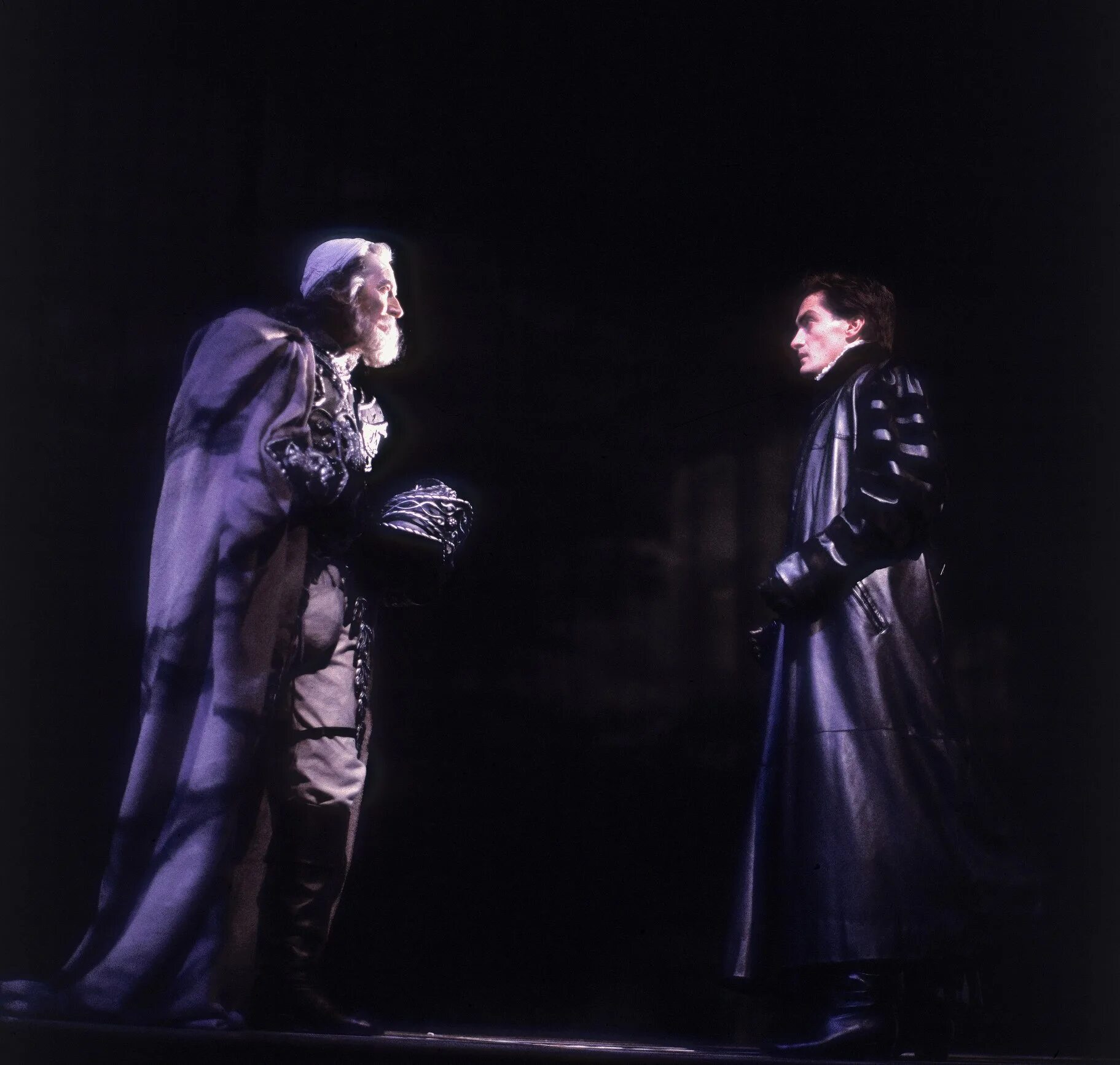 Гамлет иваново. Петер штайн гамлет. Костюм к спектаклю гамлет. Гамлет иваново. Гамлет иваново.