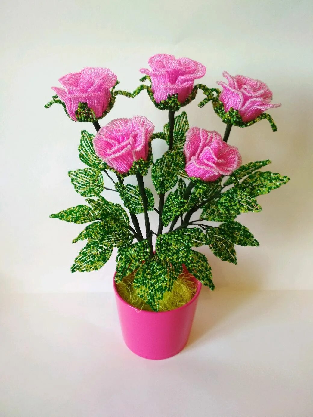 бисерные цветы в горшках. композиции в горшках из бисера. цветы из бисера в плошках. бисерные цветы в горшках. горшок с цветами из бисера.