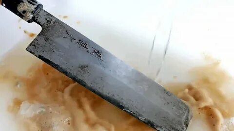 Металл легко режется ножом