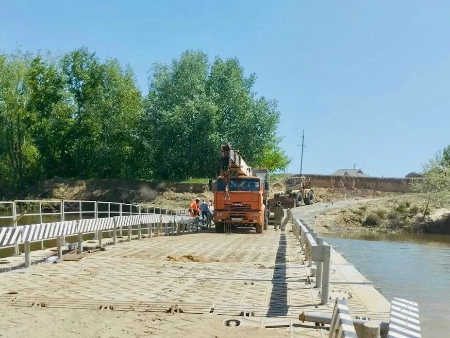 Паводок в акбулаке оренбургской области. Понтонный мост. Временный мост через реку. Автомобильный мост через реку. Низководный мост.