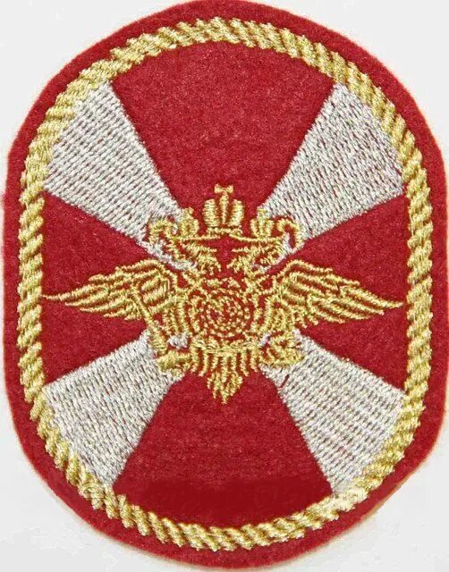 красный шеврон министерства обороны. шеврон общевойсковой с орлом. нашивка сухопутных войск нарукавная. красная армейская нашивка. шеврон на рукаве армии рф.