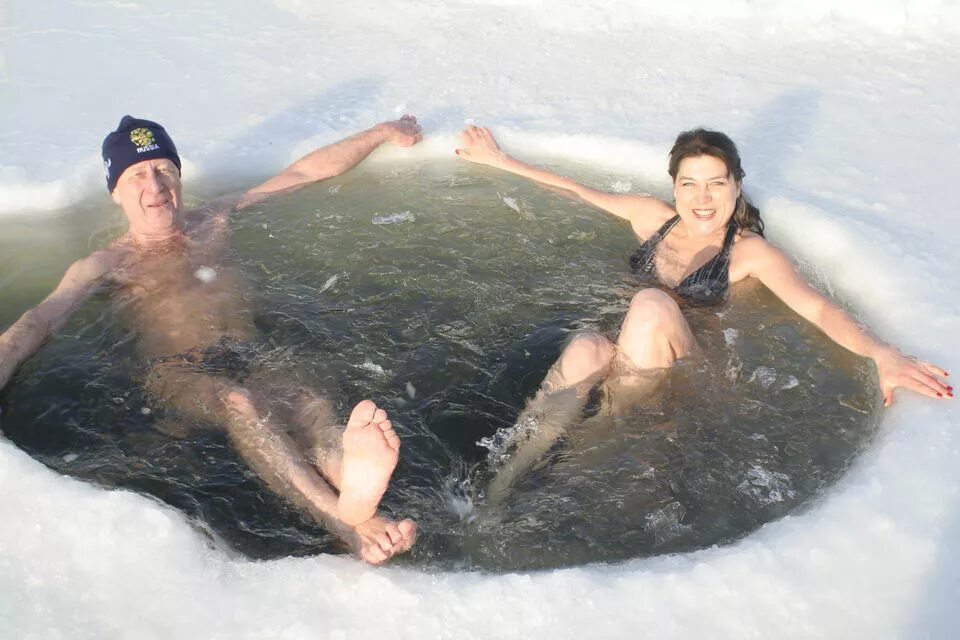 Группа купание в теплой воде. Закаливание в проруби. купание зимой в проруби. купаться в холодной воде. человек в проруби.