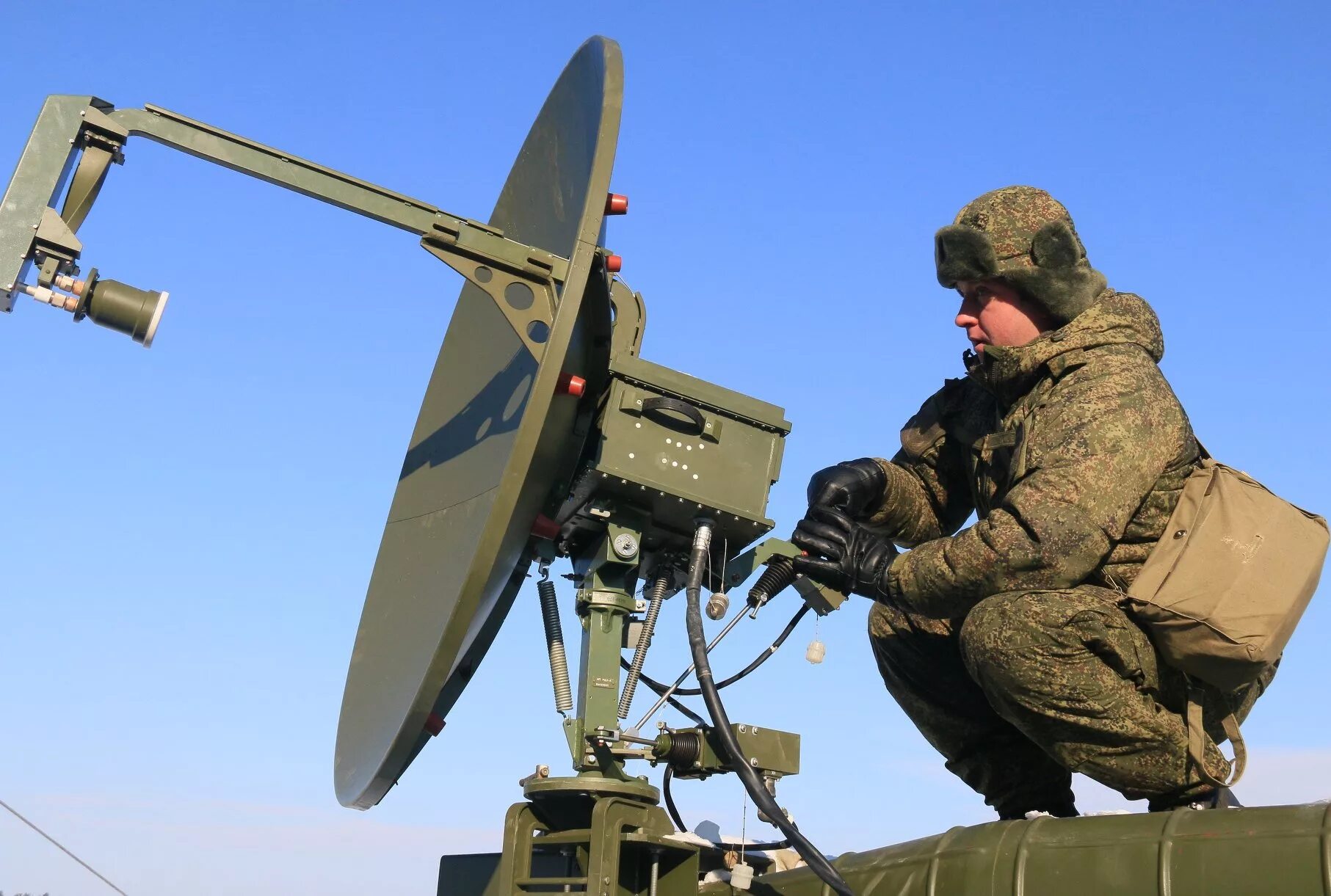 Военная связь статья. Р-440 комплекс спутниковой радиосвязи Кристалл. Войска связи вс РФ. Станция спутниковой связи р-441. Станция спутниковой связи Аурига.