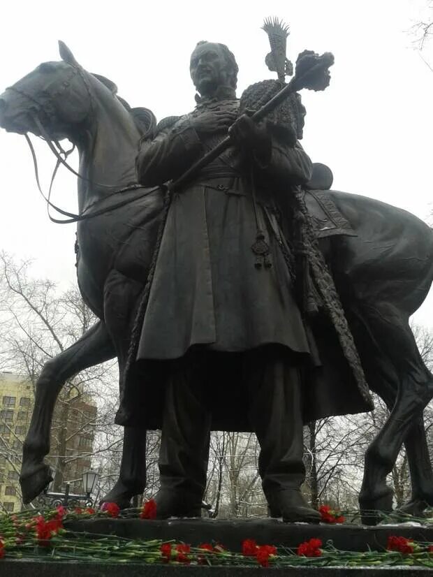 Памятник м и платову. Памятник атаману платову в москве. памятник атаману платову в лефортово. памятники матвею ивановичу платову в москве. атаман платов памятник.
