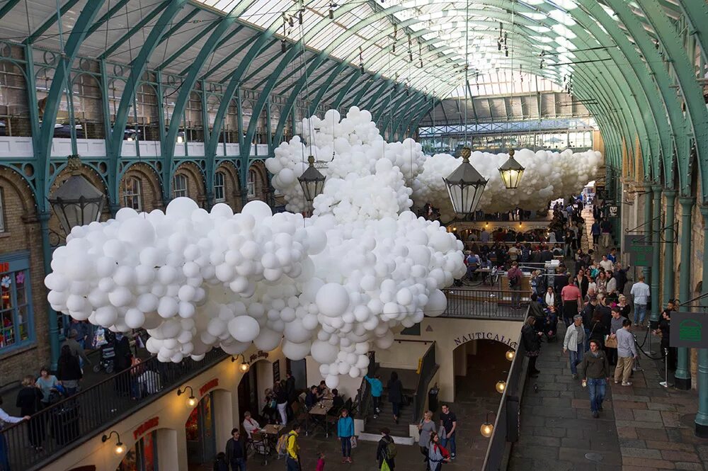 Музей воздушных шаров в санкт петербурге. Ковент Гарден шары. Инсталляции из воздушных шаров. Облако из воздушных шаров. Инсталляция с шарами.