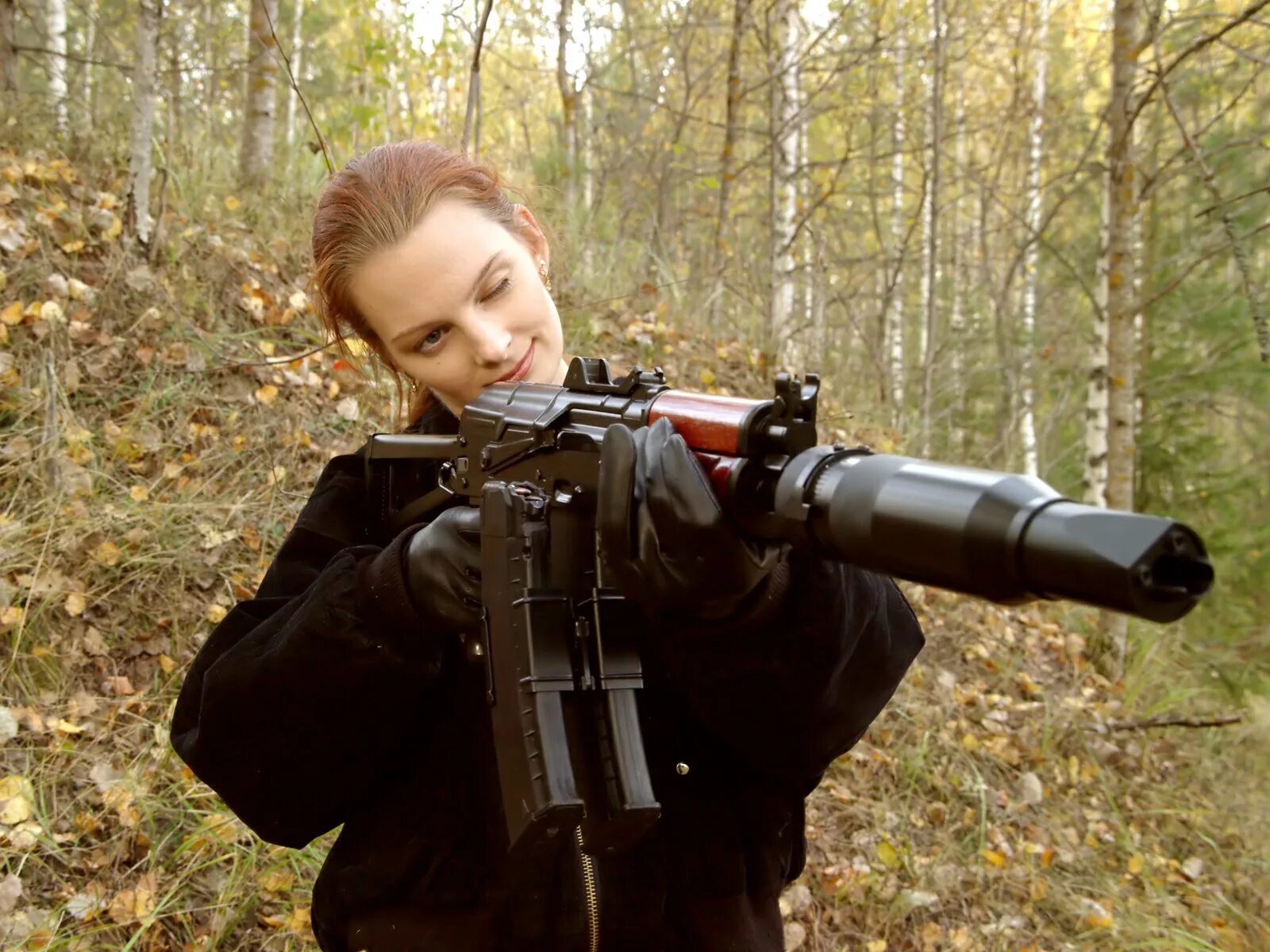 Девушка с ружьем. Женщина с оружием. Девушки с оружием картинки. Девушка с винтовкой.
