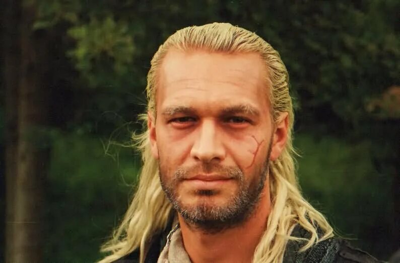 Михаил жебровски ведьмак. Михал жебровский ведьмак. Михаэль джбровски ведьмак. Геральт из ривии сериал 2002. Геральт михал жебровский ведьмак.