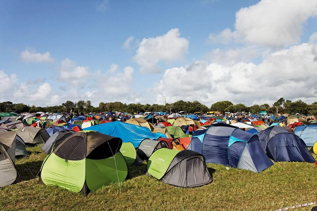 Camping park. Шатер Кемп фестиваль. Кепинг лагерь. Таганай палаточный городок. Кемпинг «ААК-теленгит».