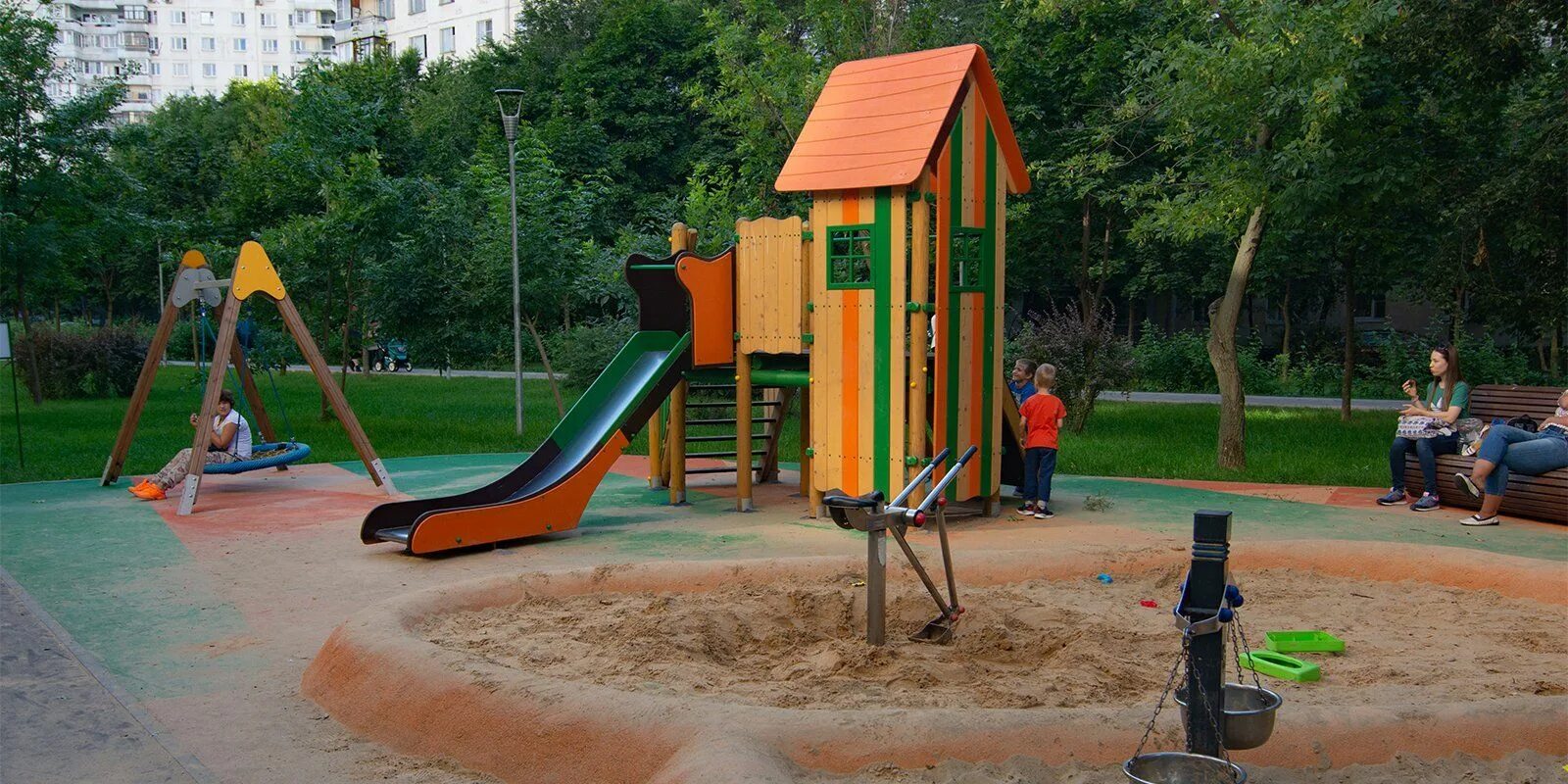 Площадка строгино. Детская площадка строгинг. детская площадка сквер на кулакова в строгино. парк северное тушино детские площадки. двор в строгино площадка.