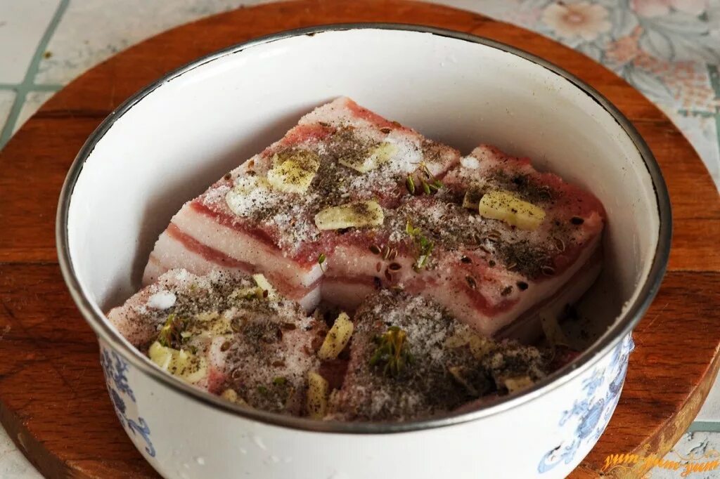 Сало соленое шпик. Малосольный рассол для сала. Сало соленое шпик. Сало в рассоле. Сало.