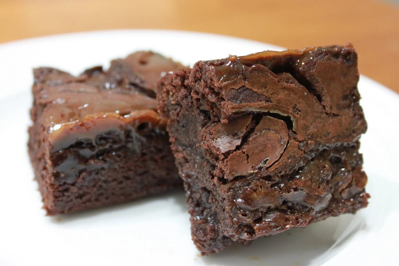 Шоколадное пирожное брауни. Брауни с шоколадом. Fudgy brownies брауни. Брауни внутри. Брауни 2x25г.