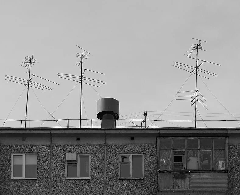 Общая антенна каналы. Антенна на крыше. Антенны на крыше многоквартирного дома. Антенна на доме. Антенна в многоэтажном доме.