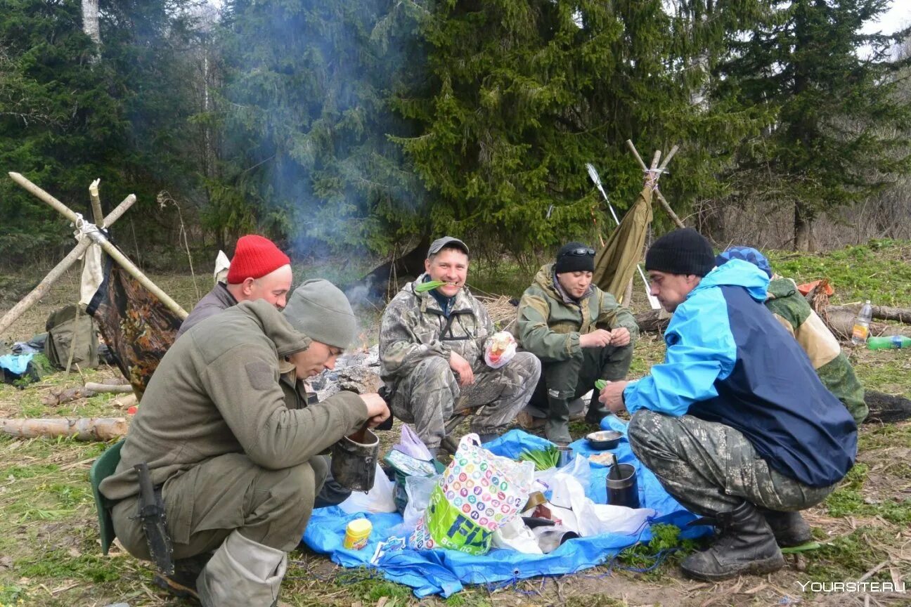 Экскурсия по тайге. Поход в тайгу. Экспедиция в тайгу. Поход в тайгу. Туристы в тайге.