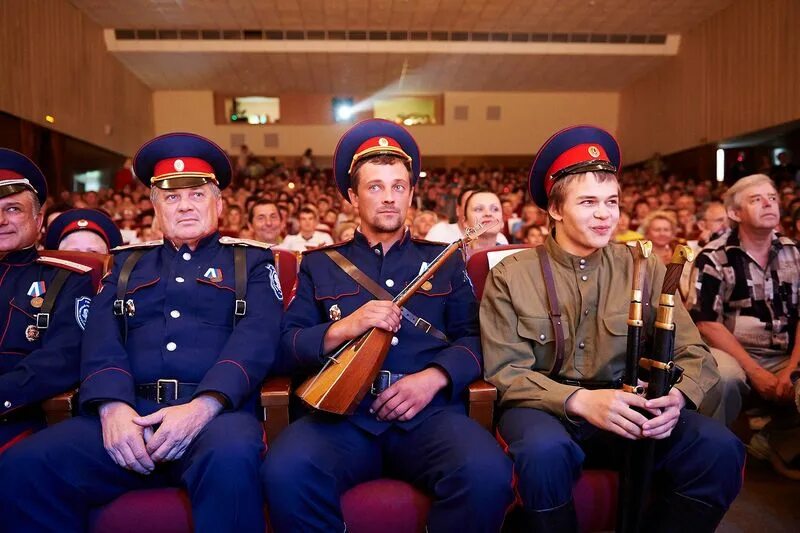 Казачий круг слушать. Казачий круг ансамбль. казачий кругъ группа. казачий круг фото. картинки для конкурса казачий круг.