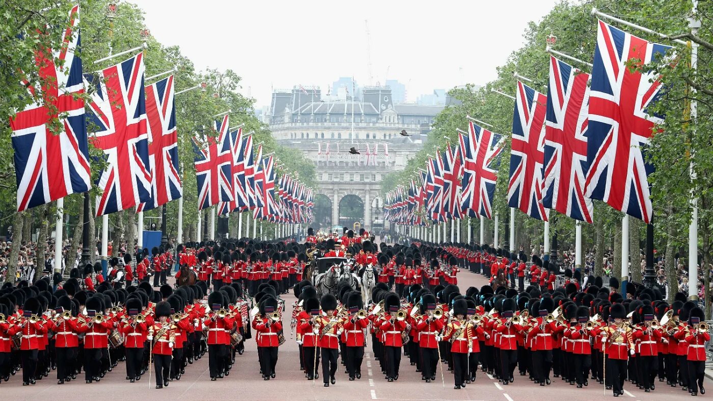 Национальный праздник на английском. Парад the Trooping the Colour. The Trooping of the Colour в Великобритании. Trooping the Colour праздник. Церемонии Trooping the Colour.