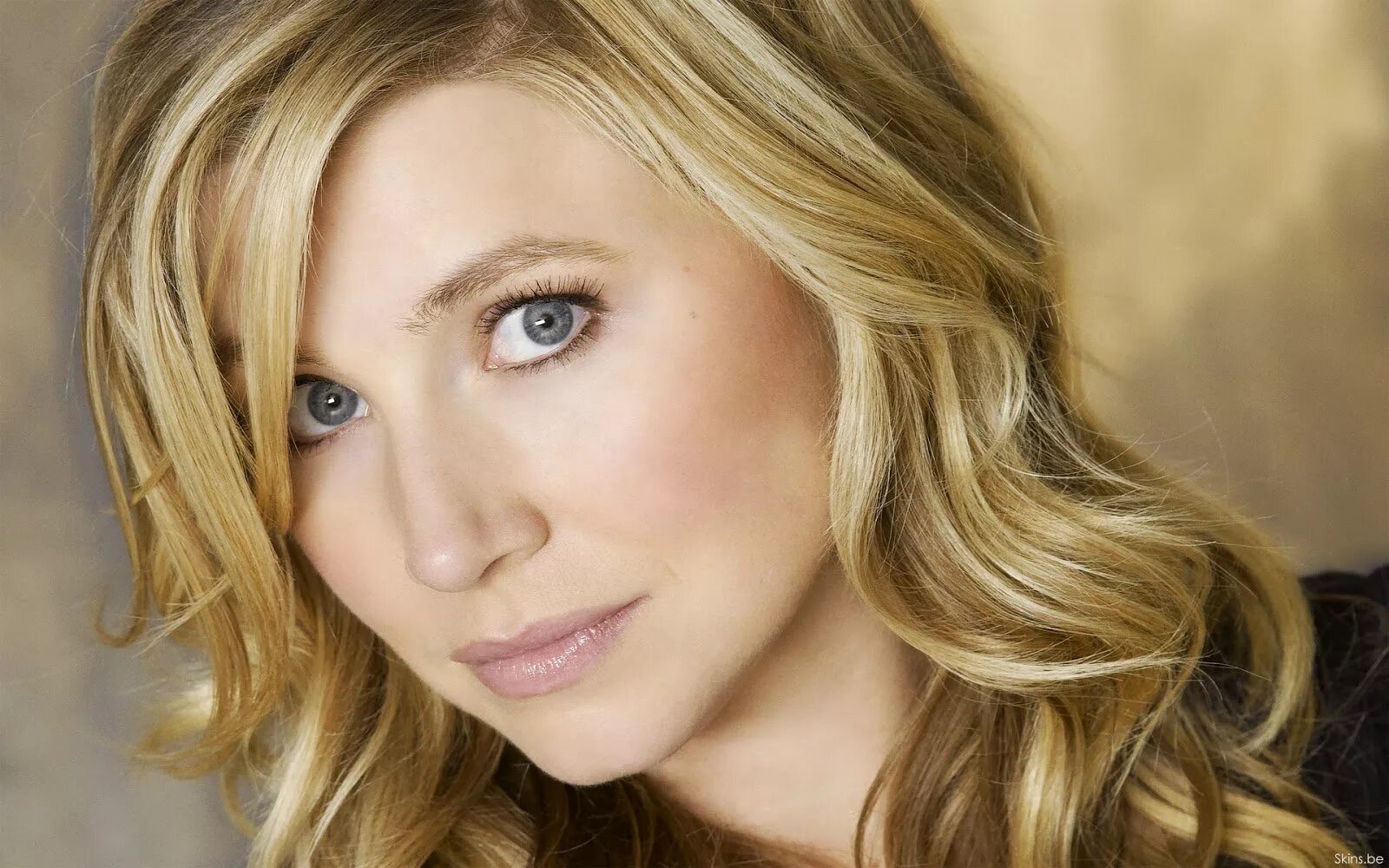 Sarah. Sarah Chalke. Эллиот Рид актриса.